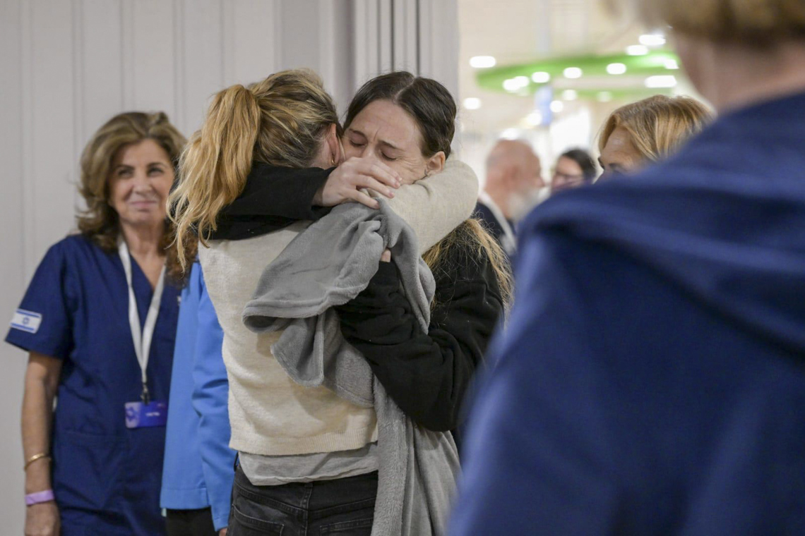 Una de las rehenes liberadas por Hamás se reencuentra con su familia en el hospital Sheba de Tel Aviv, el domingo 19 de enero de 2025. Foto: Oficina Del Primer Ministro de Israel / EFE.