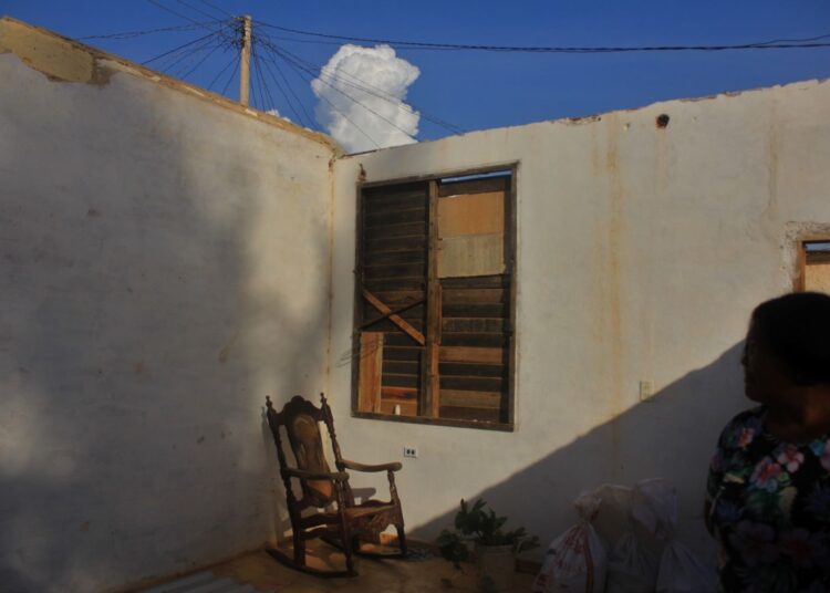 Una casa de las afectadas por el huracan Rafael en San Roque permanece sin techar. Foto: Frangel De la Torre.