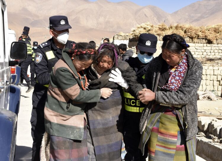 Rescatistas trasladan a personas heridas por un fuerte terremoto, en la aldea de Zhacun del condado de Dingri en Xigaze, región autónoma de Xizang, en el suroeste de China, el 7 de enero de 2025. Foto: Liu Yousheng / Xinhua / EFE.