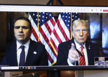 10/01/2025.- El presidente electo de Estados Unidos, Donald Trump (d), escucha por videoconferencia este viernes en Nueva York la sentencia a "libertad incondicional" emitida contra él por el juez Juan Merchan en el caso de pagos irregulares para comprar el silencio sobre una relación extramarital, convirtiéndose así en el primer presidente de Estados Unidos con una condena penal en su haber. Foto: EFE/Brendan McDermid / POOL