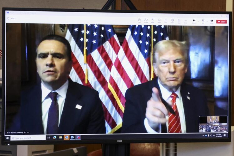 10/01/2025.- El presidente electo de Estados Unidos, Donald Trump (d), escucha por videoconferencia este viernes en Nueva York la sentencia a "libertad incondicional" emitida contra él por el juez Juan Merchan en el caso de pagos irregulares para comprar el silencio sobre una relación extramarital, convirtiéndose así en el primer presidente de Estados Unidos con una condena penal en su haber. Foto: EFE/Brendan McDermid / POOL