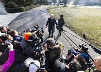 Donald y Melania Trump ante la prensa en la Casa Blanca, 24 de enero de 2025. Foto: EFE/EPA/JIM LO SCALZO