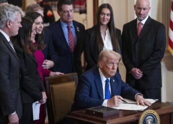 Trump firmando la Ley Laken Riley en el Salón este de la Casa Blanca en Washington, el 29 de enero de 2025. Foto: JIM LO SCALZO/EFE.