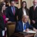 Trump firmando la Ley Laken Riley en el Salón este de la Casa Blanca en Washington, el 29 de enero de 2025. Foto: JIM LO SCALZO/EFE.