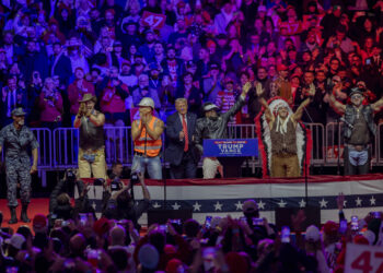 El presidente electo de Estados Unidos, Donald Trump (c), baila junto al grupo Village People en el estadio Capital One Arena, en el cierre de un mitin el 19 de enero de 2025, un día antes de su investidura, en Washington. Foto: Ángel Colmenares / EFE.