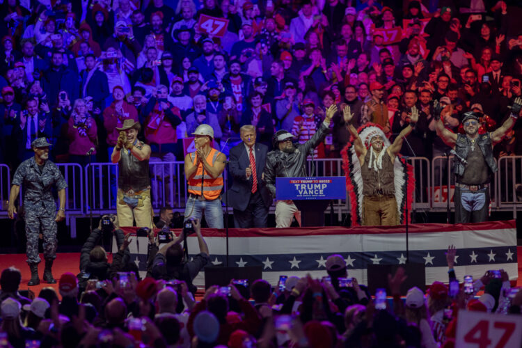 El presidente electo de Estados Unidos, Donald Trump (c), baila junto al grupo Village People en el estadio Capital One Arena, en el cierre de un mitin el 19 de enero de 2025, un día antes de su investidura, en Washington. Foto: Ángel Colmenares / EFE.