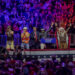 El presidente electo de Estados Unidos, Donald Trump (c), baila junto al grupo Village People en el estadio Capital One Arena, en el cierre de un mitin el 19 de enero de 2025, un día antes de su investidura, en Washington. Foto: Ángel Colmenares / EFE.