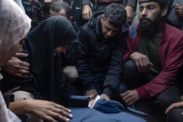 Familiares del periodista palestino Ahmed Al-Shayah lloran después de su muerte en un ataque aéreo israelí. Foto: Haitham Imad / EFE.