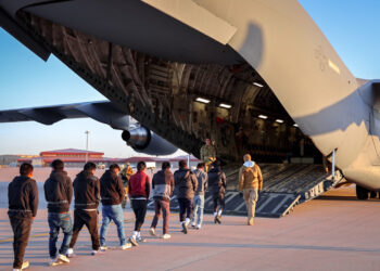 Fotografía tomada de la cuenta en X de la portavoz de la Casa Blanca, Karoline Leavitt, de migrantes ingresando a un avión para un vuelo de deportación. Foto: @presssec / EFE.