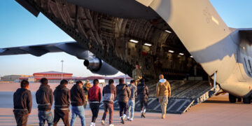 Fotografía tomada de la cuenta en X de la portavoz de la Casa Blanca, Karoline Leavitt, de migrantes ingresando a un avión para un vuelo de deportación. Foto: @presssec / EFE.