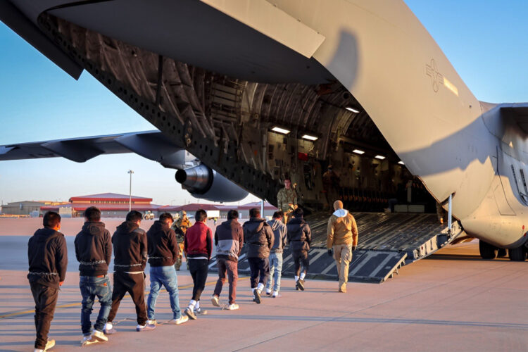 Fotografía tomada de la cuenta en X de la portavoz de la Casa Blanca, Karoline Leavitt, de migrantes ingresando a un avión para un vuelo de deportación. Foto: @presssec / EFE.