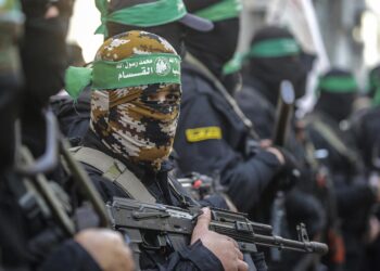 Combatientes de Hamás luego del alto el fuego con Israel en el campo de refugiados de  Deir al-Balah. Foto:  EFE/EPA/MOHAMMED SABER