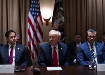 Secretario de Estado, Marco Rubio, a la izquierda del presidente Donald Trump, y a la derecha  Pete Hegseth, secretario de Defensa, en una reunión de gabinete este miércoles en la Casa Blanca. Foto: EFE/EPA/AL DRAGO / POOL