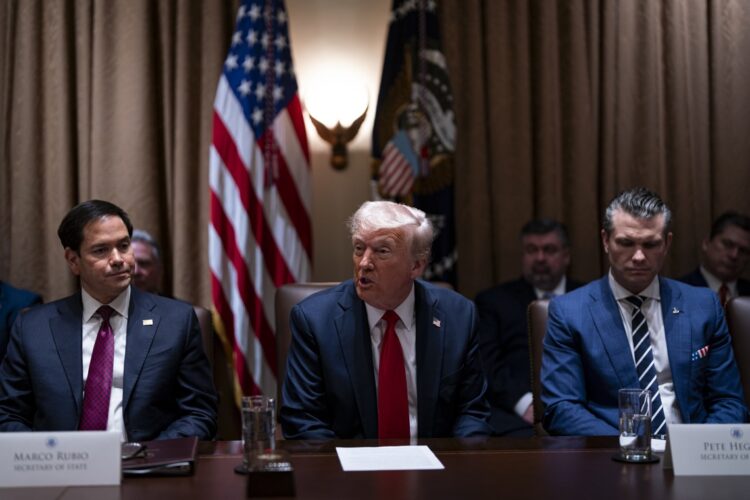 Secretario de Estado, Marco Rubio, a la izquierda del presidente Donald Trump, y a la derecha  Pete Hegseth, secretario de Defensa, en una reunión de gabinete este miércoles en la Casa Blanca. Foto: EFE/EPA/AL DRAGO / POOL