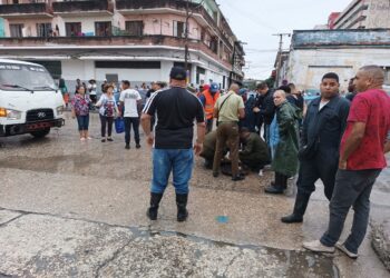 Autoridades durante el rescate del niño Jonathan Oliva. Foto: Facebook / Lázaro Manuel Alonso.