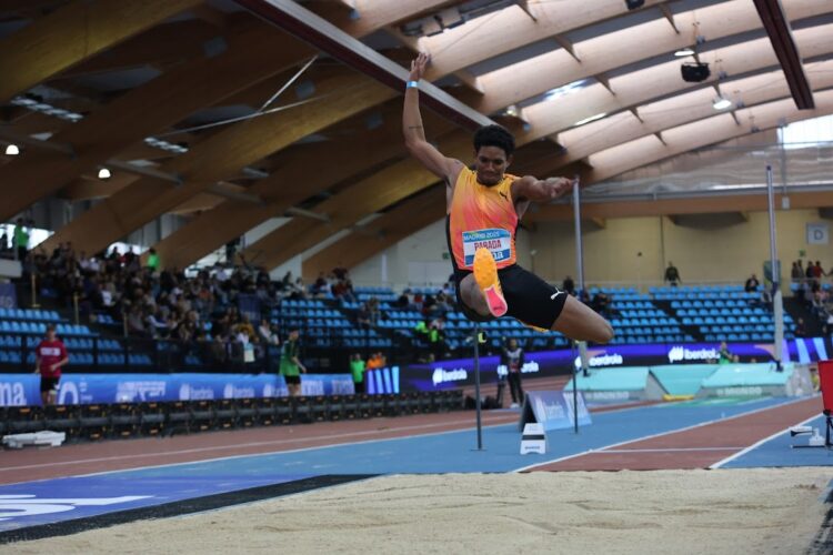 Alejandro Parada ganó la medalla de bronce en el Campeonato Nacional español de pista cubierta. Foto: Héctor Montero.