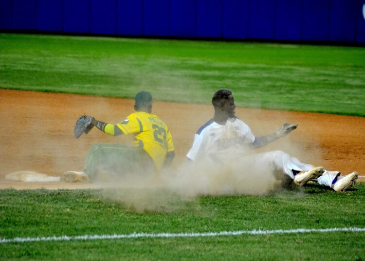 Dos peloteros de Pinar del Río e Industriales disputan una jugada en la 63 Serie Nacional de Béisbol.  Foto: Ricardo López Hevia.