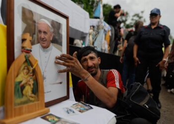 Un hombre llora junto a una fotografía del Papa Francisco durante una misa este lunes en la Plaza Constitución en Buenos Aires. Foto: EFE/ Juan Ignacio Roncoroni.