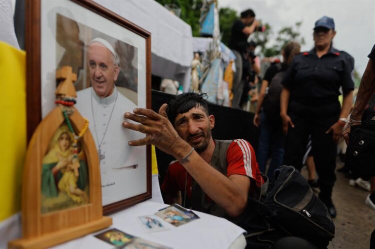 Un hombre llora junto a una fotografía del Papa Francisco durante una misa este lunes en la Plaza Constitución en Buenos Aires. Foto: EFE/ Juan Ignacio Roncoroni.