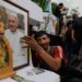 Un hombre llora junto a una fotografía del Papa Francisco durante una misa este lunes en la Plaza Constitución en Buenos Aires. Foto: EFE/ Juan Ignacio Roncoroni.