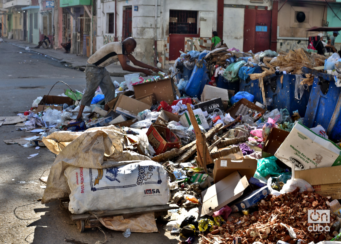 Un "buzo" de la basura en La Habana. Foto: Otmaro Rodríguez.