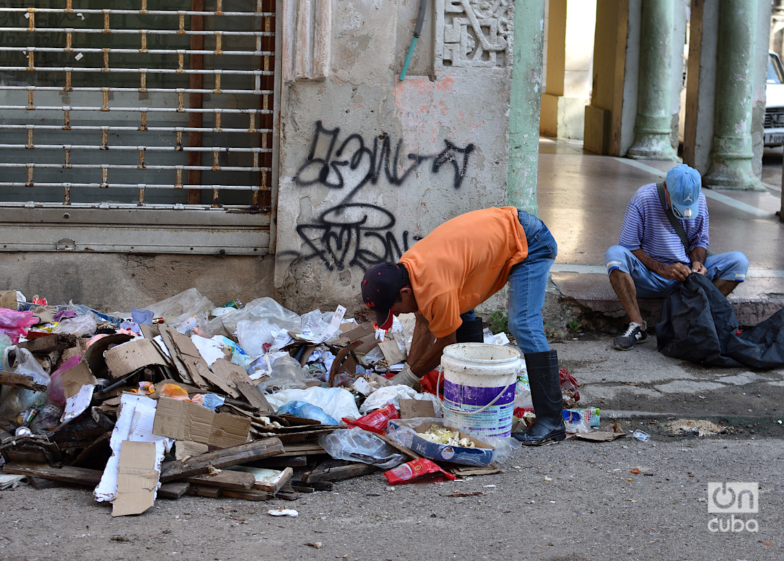 Personas hurgando en un vertedero de basura en La Habana. Foto: Otmaro Rodríguez.