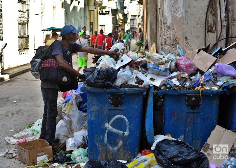 Un "buzo" de la basura en La Habana. Foto: Otmaro Rodríguez.