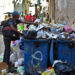 Un "buzo" de la basura en La Habana. Foto: Otmaro Rodríguez.