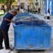 Un hombre busca algo que pueda aprovechar en unos contenedores de basura sorprendentemente vacíos en La Habana. Foto: Otmaro Rodríguez.
