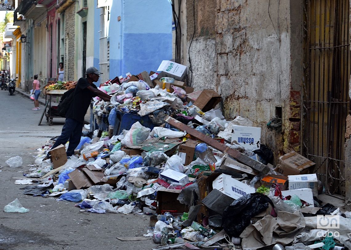 Un "buzo" de la basura en La Habana. Foto: Otmaro Rodríguez.