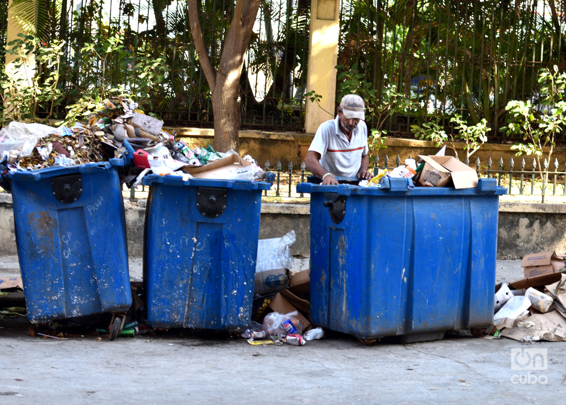 Un "buzo" de la basura en La Habana. Foto: Otmaro Rodríguez.