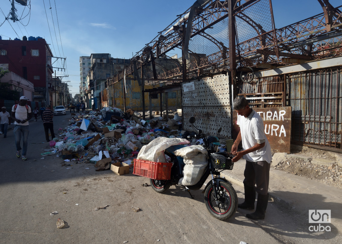 Un "buzo" de la basura en La Habana, tras finalizar su "trabajo" en un vertedero. Foto: Otmaro Rodríguez.