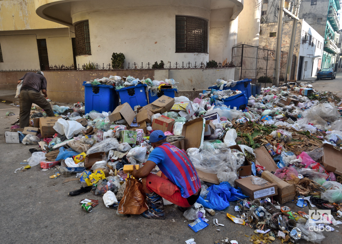 Personas hurgando en un vertedero de basura en La Habana. Foto: Otmaro Rodríguez.