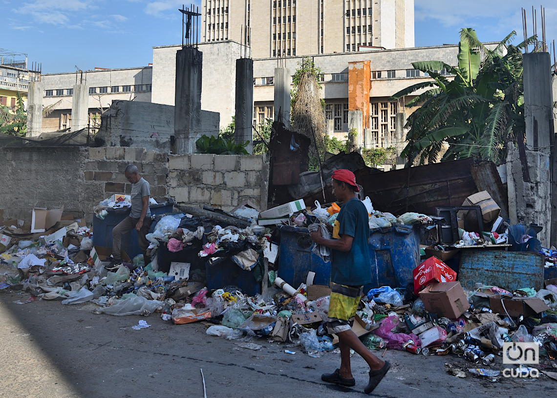 Personas hurgando en un vertedero de basura en La Habana. Foto: Otmaro Rodríguez.