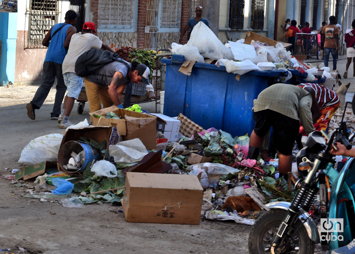 Personas hurgando en un vertedero de basura en La Habana. Foto: Otmaro Rodríguez.