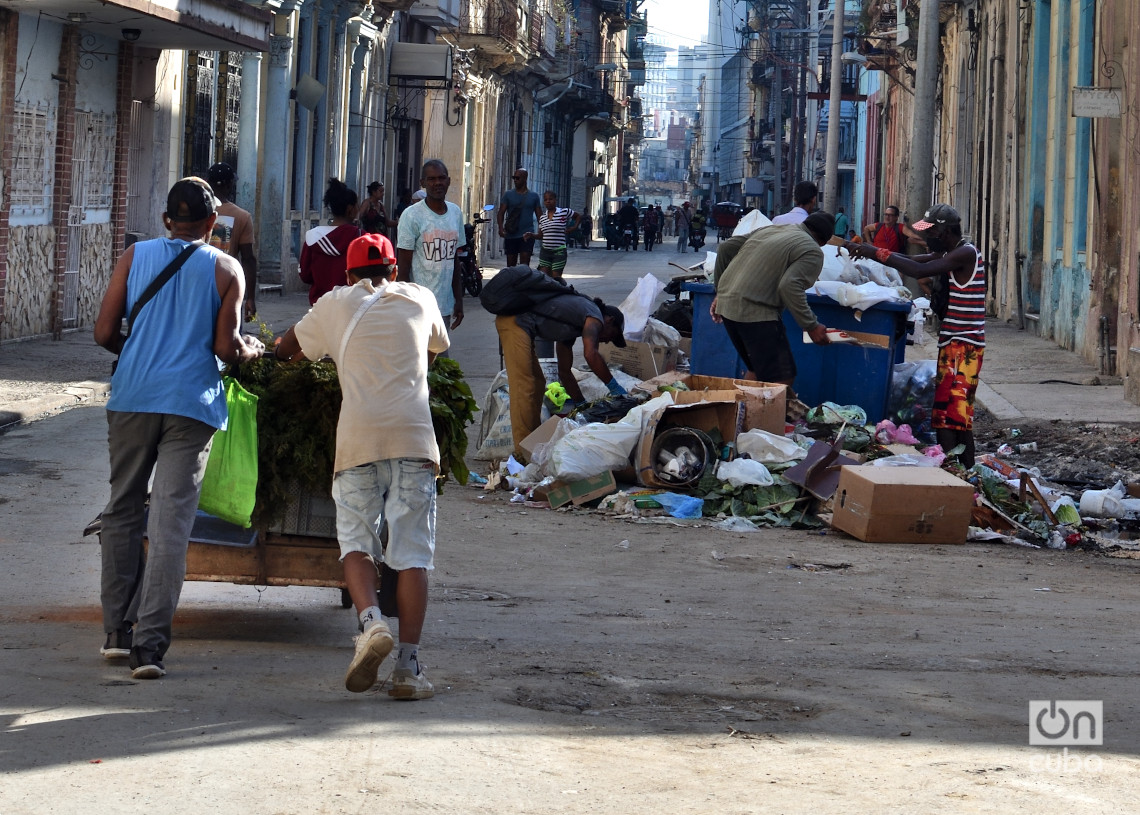 Personas hurgando en un vertedero de basura en La Habana. Foto: Otmaro Rodríguez.