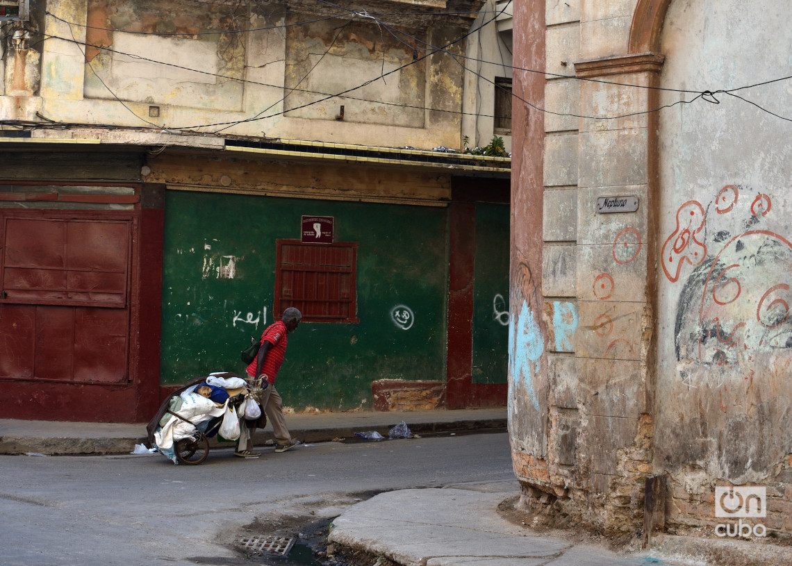 Un "buzo" de la basura en La Habana, tras finalizar su "trabajo" en un vertedero. Foto: Otmaro Rodríguez.