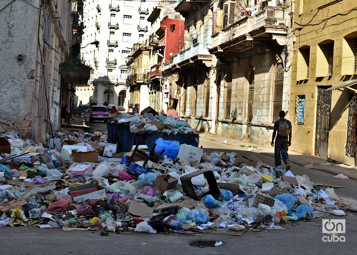 Personas hurgando en un vertedero de basura en La Habana. Foto: Otmaro Rodríguez.