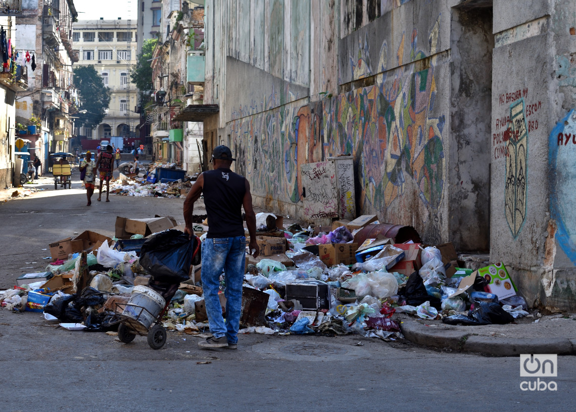 Un "buzo" de la basura en La Habana. Foto: Otmaro Rodríguez.