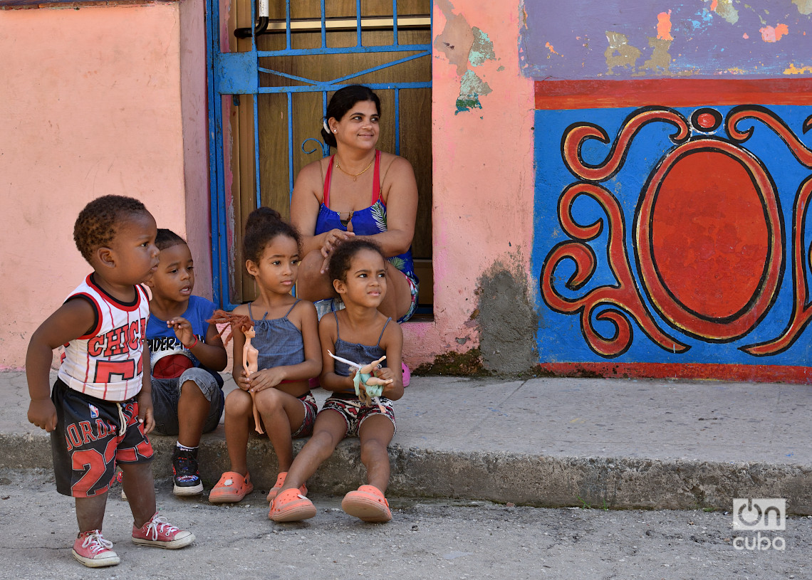 Niños del barrio durante la peña de la rumba en el Callejón de Hamel, en La Habana. Foto: Otmaro Rodríguez.