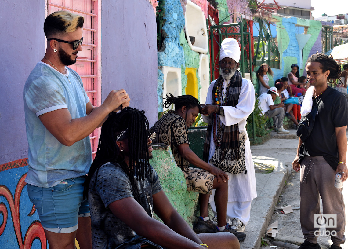 Arreglo de trenzas durante la peña de la rumba en el Callejón de Hamel, en La Habana. Foto: Otmaro Rodríguez.