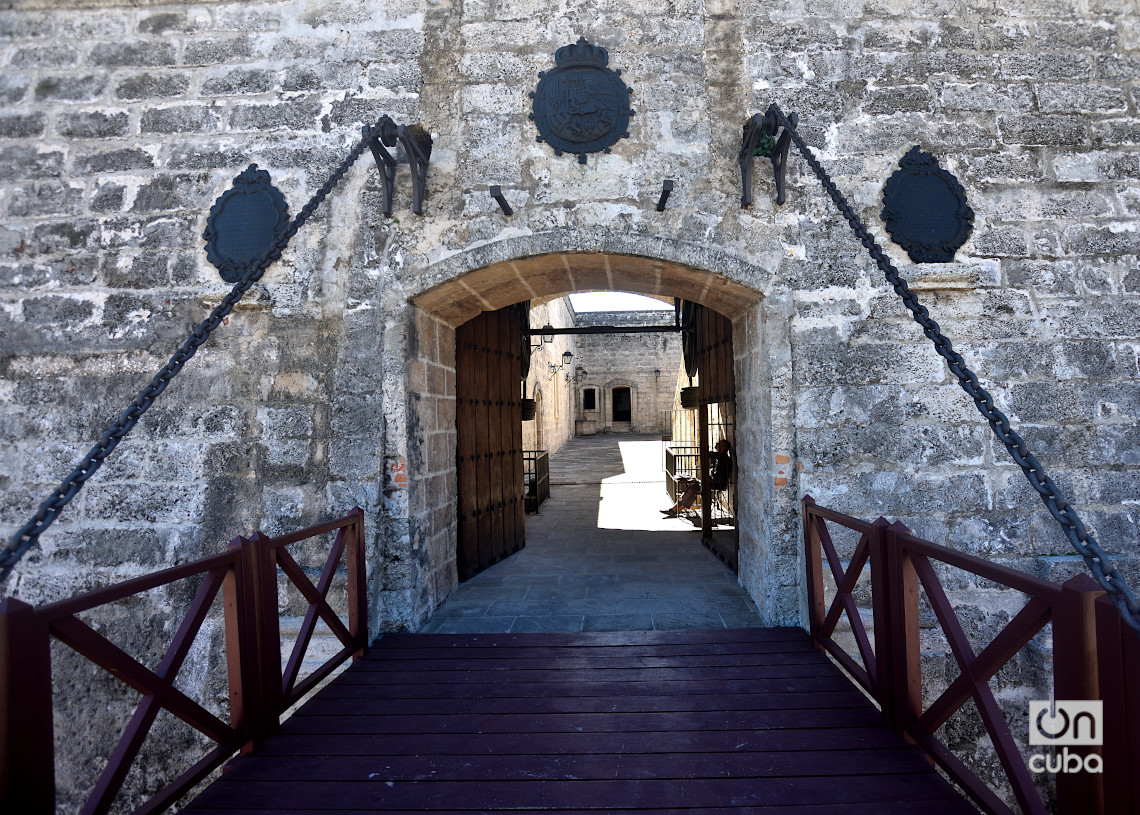 Puente y puerta de entrada al Castillo de Santo Domingo de Atarés, en La Habana. Foto: Otmaro Rodríguez.