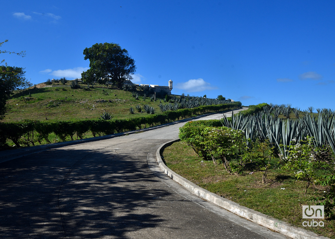 Road that leads the castle of Santo Domingo de Atarés, in Havana. Photo: Otmaro Rodríguez.