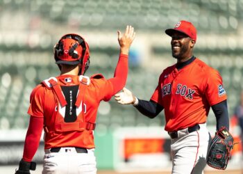 Aroldis Chapman saluda a un compañero de los Boston Red Sox durante los entrenamientos de primavera de MLB en Florida. Foto: Boston Red Sox.