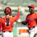 Aroldis Chapman saluda a un compañero de los Boston Red Sox durante los entrenamientos de primavera de MLB en Florida. Foto: Boston Red Sox.