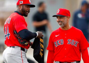 Aroldis Chapman (izquierda) con Alex Cora, mentor de los Boston Red Sox, durante los entrenamientos primaverales en Florida. Foto: Danielle Parhizkaran/The Boston Globe/Archivo
