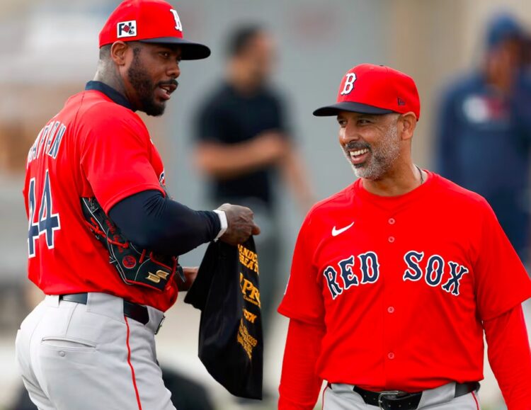 Aroldis Chapman (izquierda) con Alex Cora, mentor de los Boston Red Sox, durante los entrenamientos primaverales en Florida. Foto: Danielle Parhizkaran/The Boston Globe/Archivo