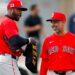Aroldis Chapman (izquierda) con Alex Cora, mentor de los Boston Red Sox, durante los entrenamientos primaverales en Florida. Foto: Danielle Parhizkaran/The Boston Globe/Archivo