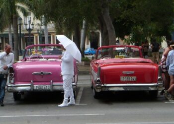 Choferes en espera de turistas en el Parque Central de La Habana, en medio de la temporada alta del turismo en Cuba. Foto: AMD / Archivo.
