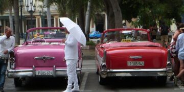 Choferes en espera de turistas en el Parque Central de La Habana, en medio de la temporada alta del turismo en Cuba. Foto: AMD / Archivo.
